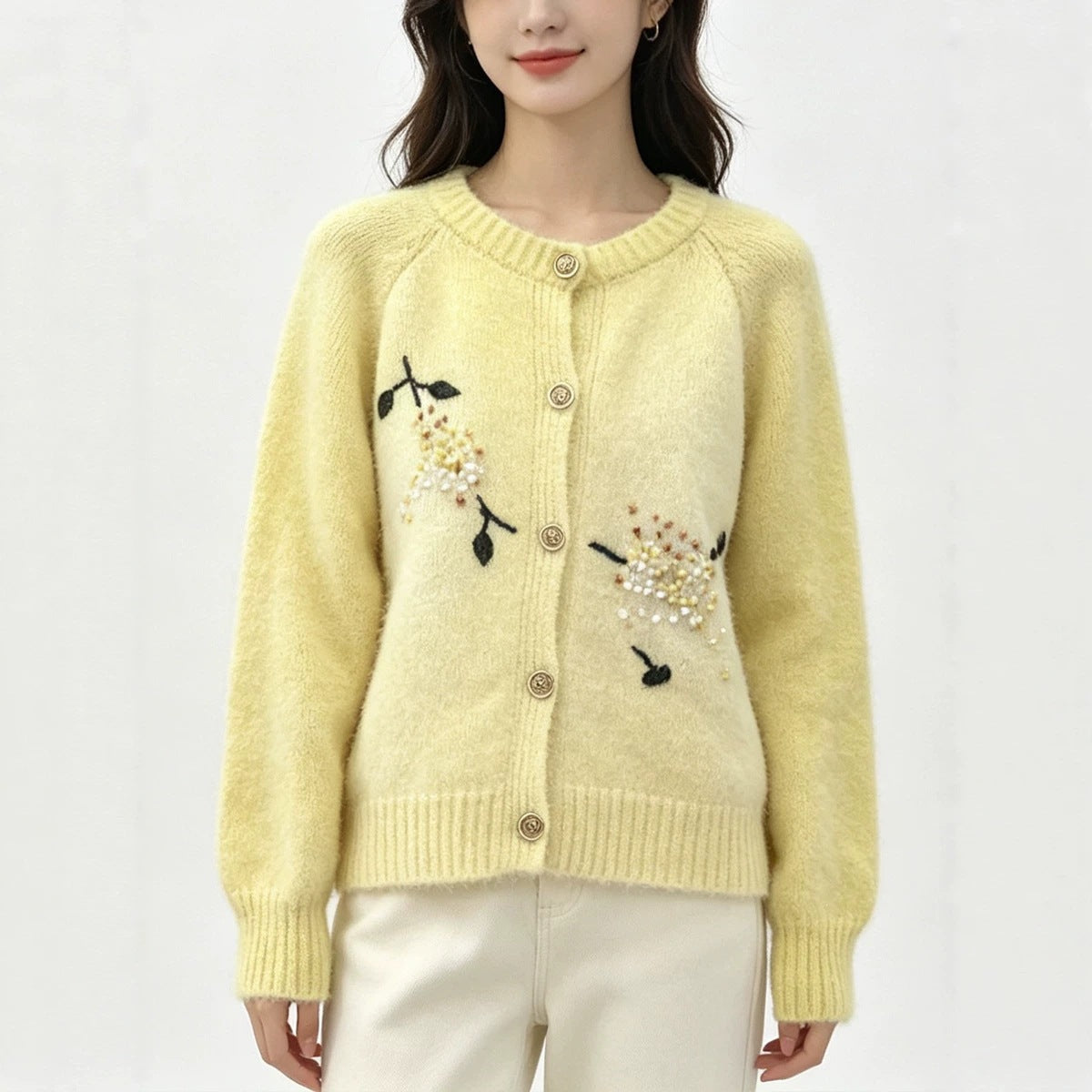 Round neck single breasted embroidered sweater
