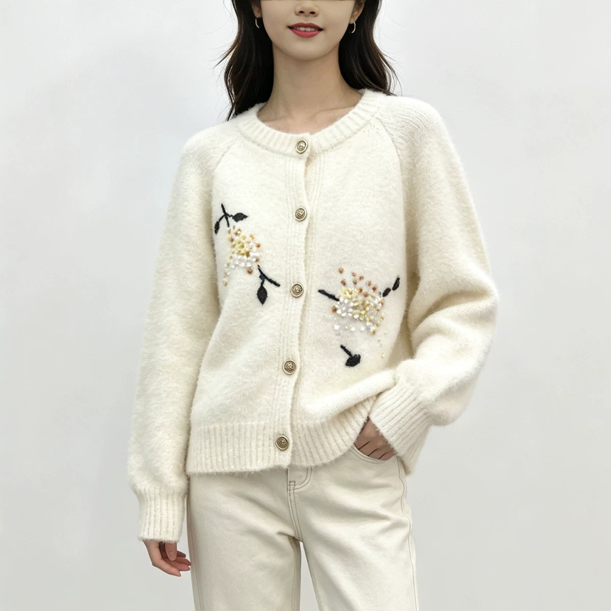 Round neck single breasted embroidered sweater