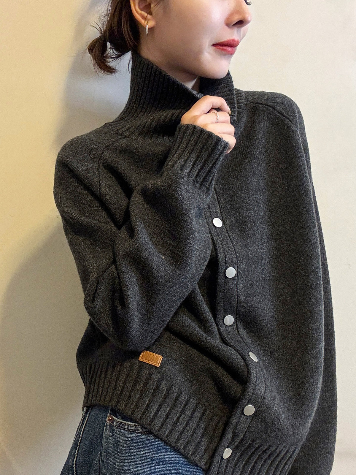 Cardigan sweater with simple lapel and single breasted button