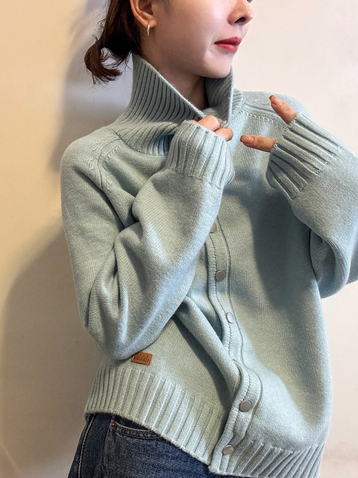 Cardigan sweater with simple lapel and single breasted button