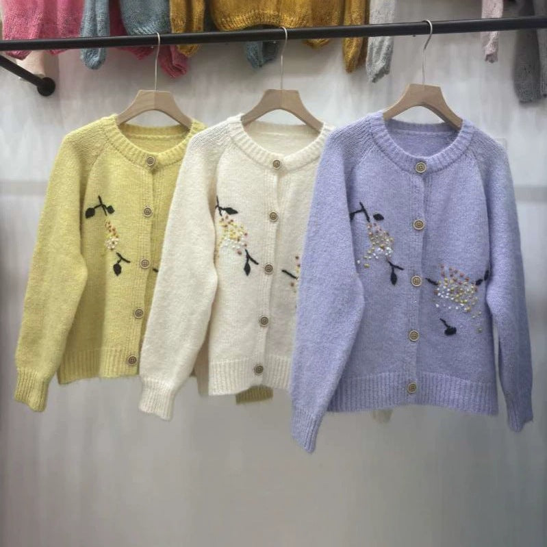 Round neck single breasted embroidered sweater