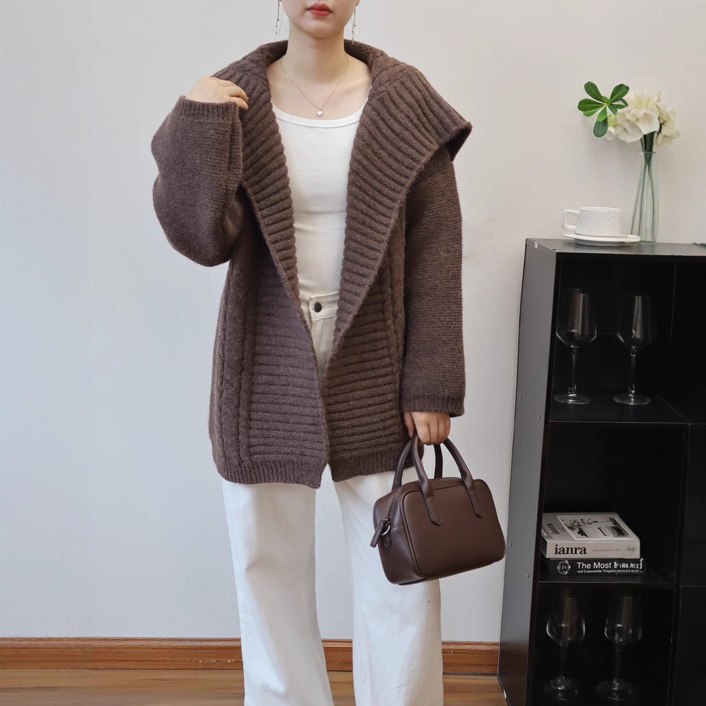 Big collar long sleeved sweater