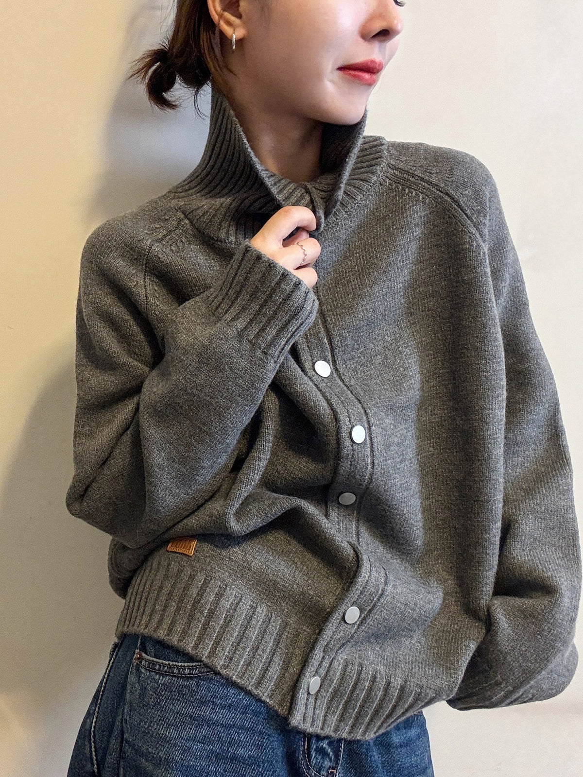 Cardigan sweater with simple lapel and single breasted button