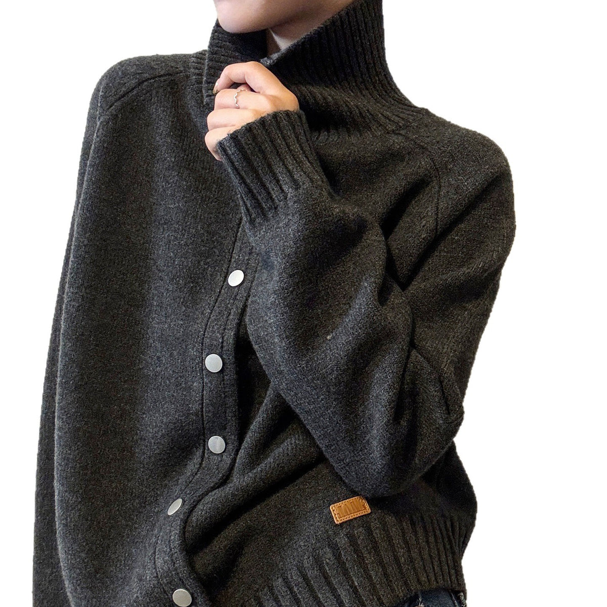 Cardigan sweater with simple lapel and single breasted button