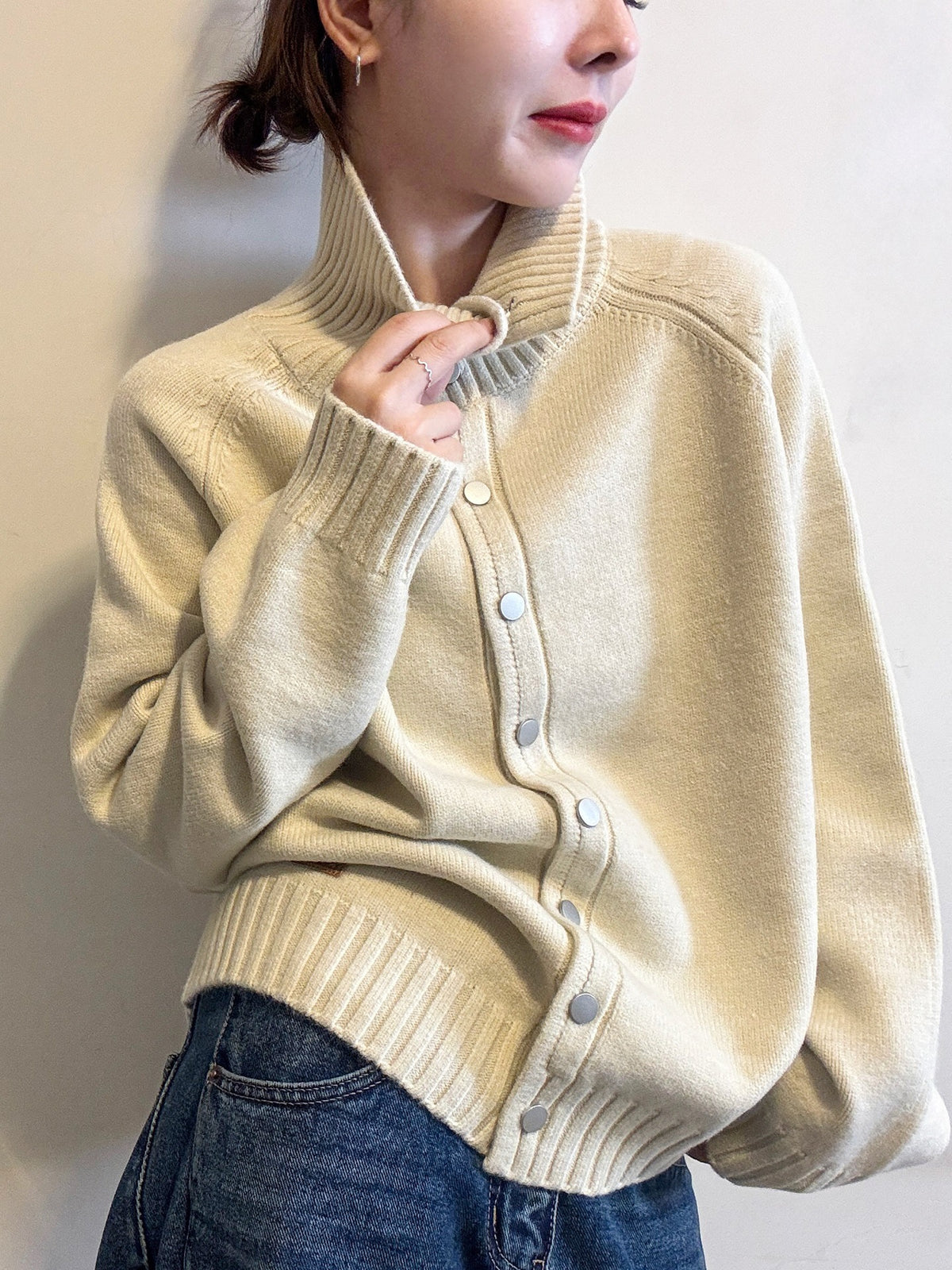 Cardigan sweater with simple lapel and single breasted button